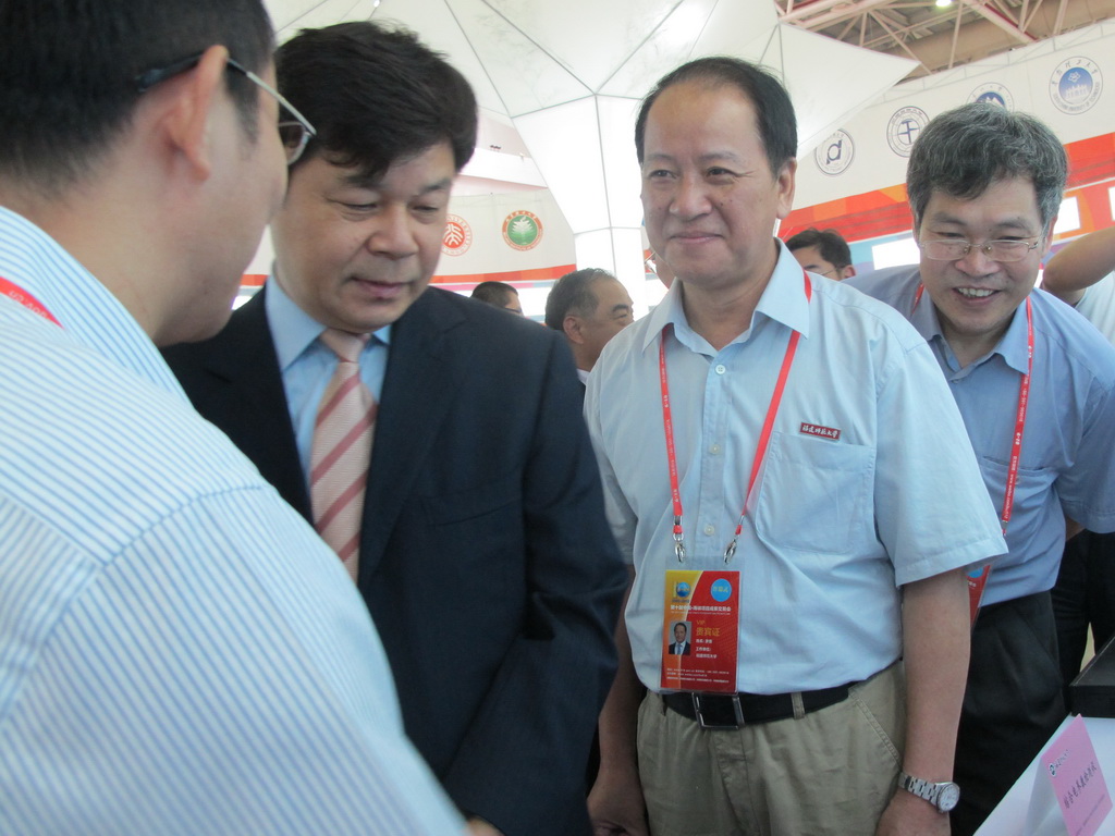 教育部杜占元副部长亲临雷火(中国)展位指导